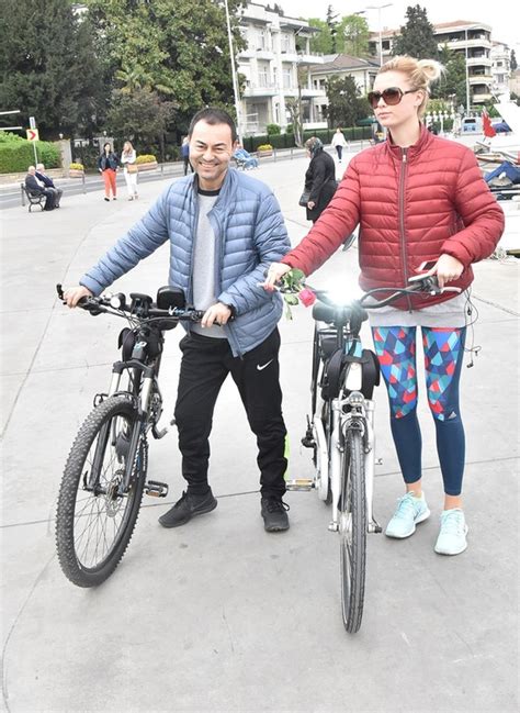 S­e­r­d­a­r­ ­O­r­t­a­ç­­ı­n­ ­e­ş­i­ ­C­h­l­o­e­ ­i­l­e­ ­b­i­s­i­k­l­e­t­ ­t­u­r­u­
